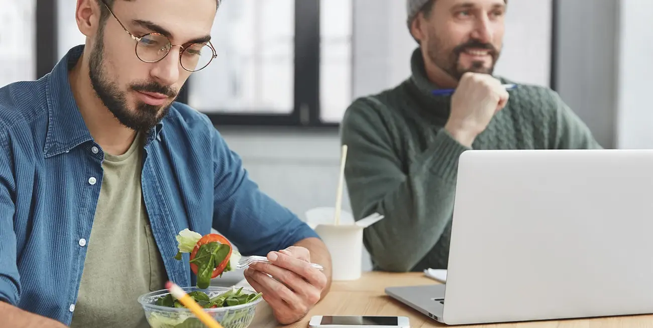 Dodajte klepetalnega robota, ki pozdravi obiskovalce, odgovarja na vprašanja in razbremeni vašo ekipo.