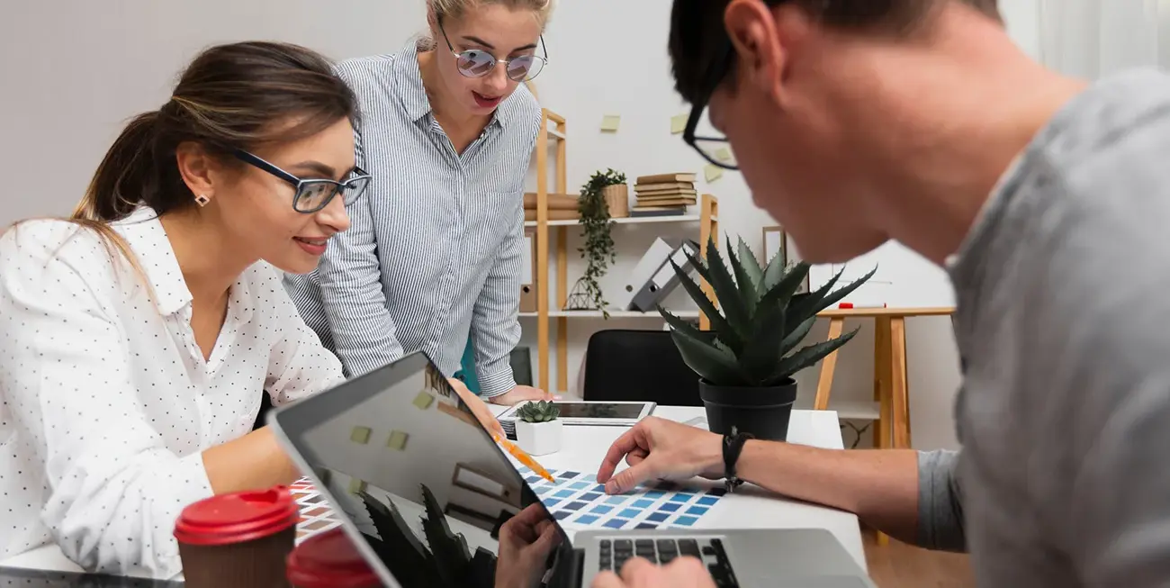 Vsako spletno povpraševanje prejme prodajnik takoj na telefon za hitrejši odziv in večjo prodajno učinkovitost.